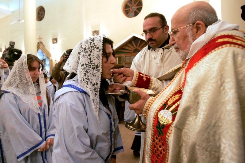 Svaté přijímání při stědrovečerní mši v bagdádském kostele Panny Marie.