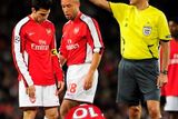 Nový kapitán Arsenalu Fabregas kontroluje stav bývalého kapitána Gallase při zápase s Dynamem Kijev