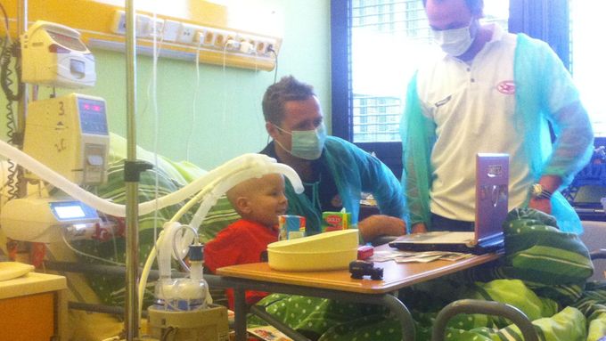FOTO Hokejisté Slavie navštívili děti na onkologii v Motole