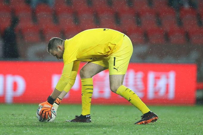 Ondřej Kolář kope penaltu v zápase 2. kola F:L Slavia - Příbram