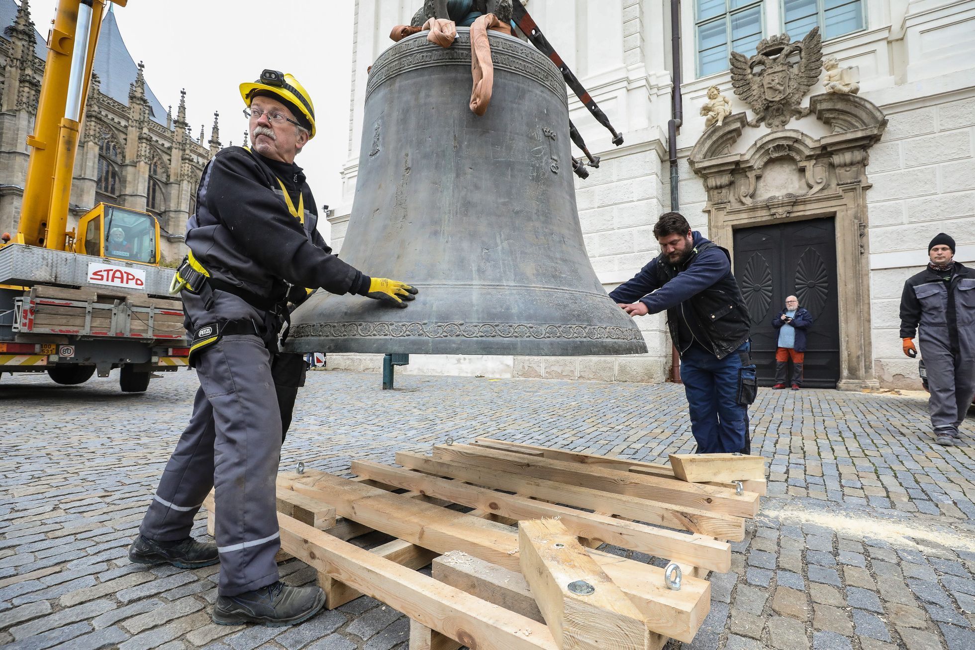 Snesení zvonů z bývalé Jezuitské koleje, Kutná Hora, zvony