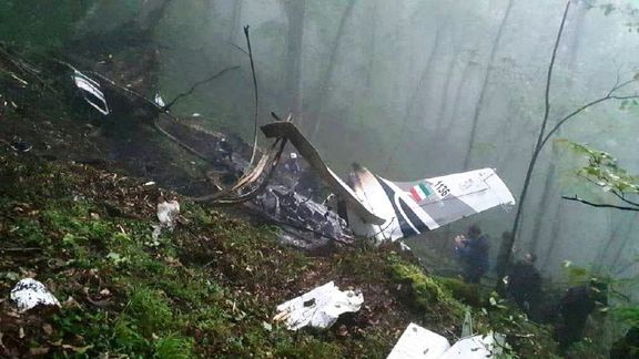 Trosky vrtulníku íránského prezidenta Ebrahima Raísího na místě havárie v severozápadním Íránu.