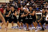 Hráči Nového Zélandu neopomínají svůj tradiční maorský tanec ´haka´.