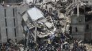 People rescue garment workers trapped under rubble at the Rana Plaza building after it collapsed, in Savar, 30 km (19 miles) outside Dhaka April 24, 2013. An eight-storey block housing garment factories and a shopping centre collapsed on the outskirts of the Bangladeshi capital on Wednesday, killing at least 25 people and injuring more than 500, the Ntv television news channel reported. REUTERS/Andrew Biraj (BANGLADESH - Tags: DISASTER BUSINESS) Published: Dub. 24, 2013, 8:07 dop.