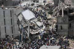Mrtvých v Dháce je přes 800, Bangladéš zavírá továrny