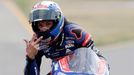 Jakub Kornfeil slaví třetí místo v závodě Moto3 v Brně