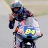 Jakub Kornfeil slaví třetí místo v závodě Moto3 v Brně