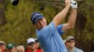 Tom Watson (60) Šedesátiletý Američan Tom Watson obdržel v nedávné době speciální pozvánku na US Open, které se letos hraje na Pebble Beach. Pozvánka následovala po vynikajícím výkonu na Masters, kde obsadil 18. místo. US Open se letos odehrají 17. - 20. června. Watson vyhrál US Open již v roce 1982, kdy nezapomenutelným chip-inem do birdie na 17. jamce porazil Jacka Nicklause.