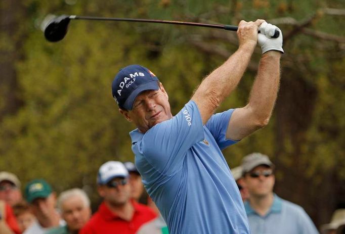 Tom Watson (60) Šedesátiletý Američan Tom Watson obdržel v nedávné době speciální pozvánku na US Open, které se letos hraje na Pebble Beach. Pozvánka následovala po vynikajícím výkonu na Masters, kde obsadil 18. místo. US Open se letos odehrají 17. - 20. června. Watson vyhrál US Open již v roce 1982, kdy nezapomenutelným chip-inem do birdie na 17. jamce porazil Jacka Nicklause.