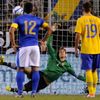 Švédský brankář Andreas Isaksson inkasuje gól z penalty v přípravném zápase s Brazílií