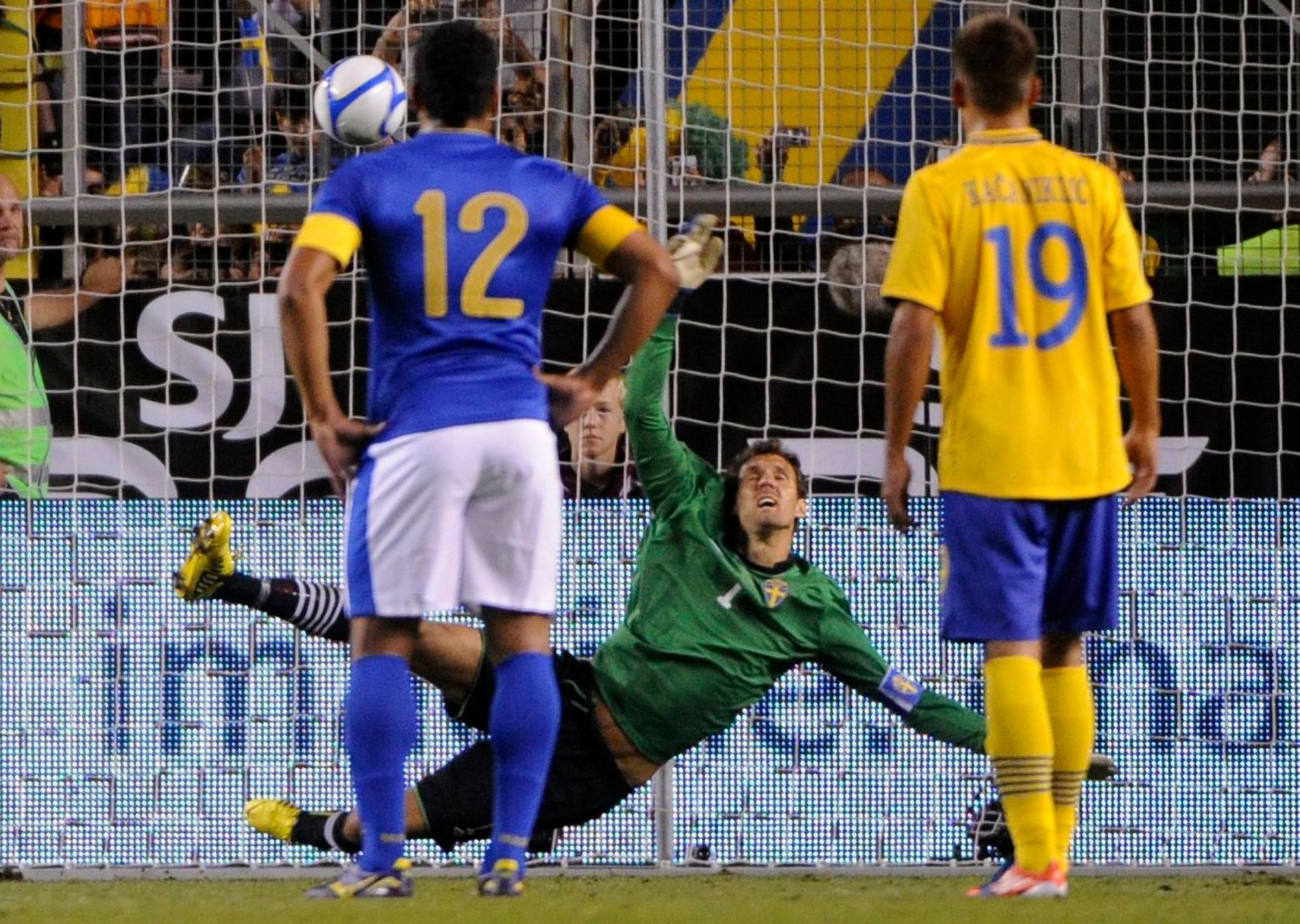 Švédský brankář Andreas Isaksson inkasuje gól z penalty v přípravném zápase s Brazílií