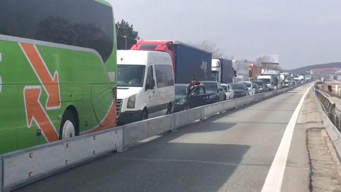 Nehoda autobusu a náklaďáků zablokovala D1. Dlouhé kolony aut policisté pouštěli z dálnice na pole