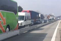 Problémy na D2 směrem na Slovensko. Dopravu tam stále komplikuje likvidace nehody kamionů