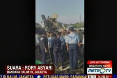 V Jakartě spadlo armádní letadlo na obytné domy
