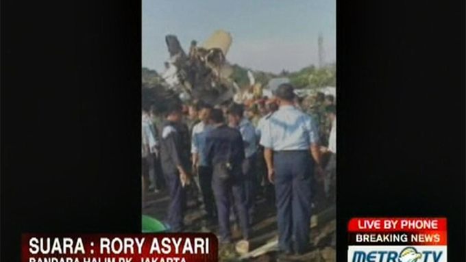 Letoun typu Fokker 27 spadl v Jakartě na obytnou čtvrť.