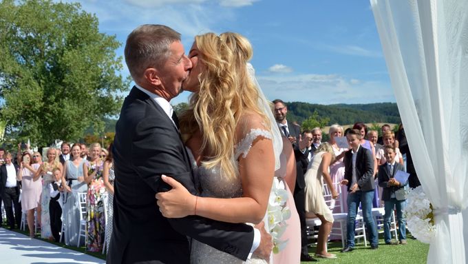 Fotky: Ano, novomanželský polibek a protesty za branou Čapího hnízda. Andrej Babiš se ženil
