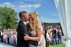 Fotky: Ano, novomanželský polibek a protesty za branou Čapího hnízda. Andrej Babiš se ženil