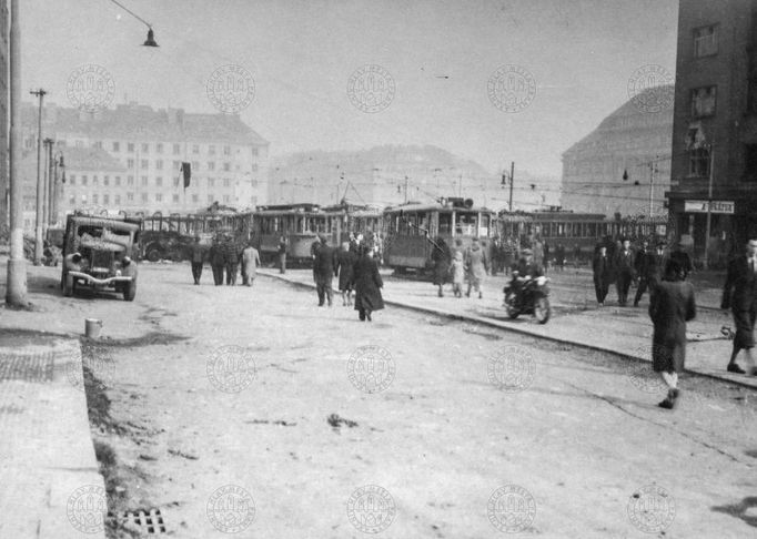 Barikáda z tramvají na Soudním náměstí v Nuslích na Pankráci (dnešní Náměstí Hrdinů). 7.5.1945