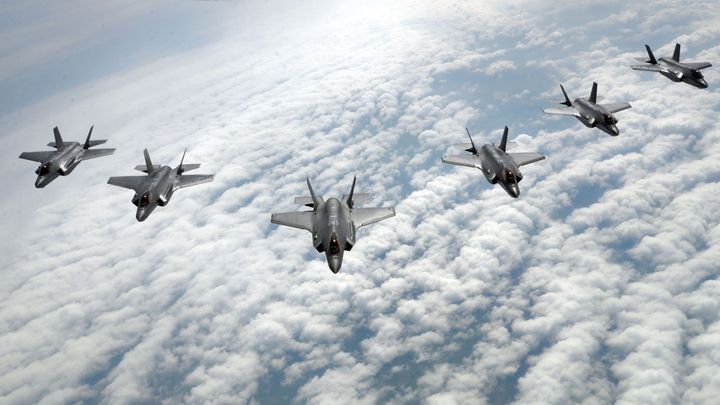 Celkové náklady na stíhačky F-35 budou podle tisku činit 322 miliard korun