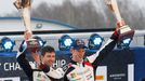 Elfyn Evans (vpravo) se spolujezdcem Martinem Scottem slaví vítězství ve Švédské rallye 2020