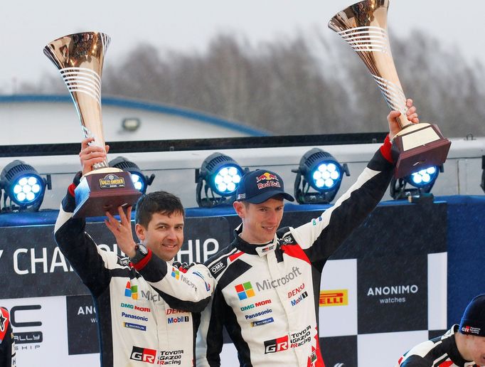 Elfyn Evans (vpravo) se spolujezdcem Martinem Scottem slaví vítězství ve Švédské rallye 2020