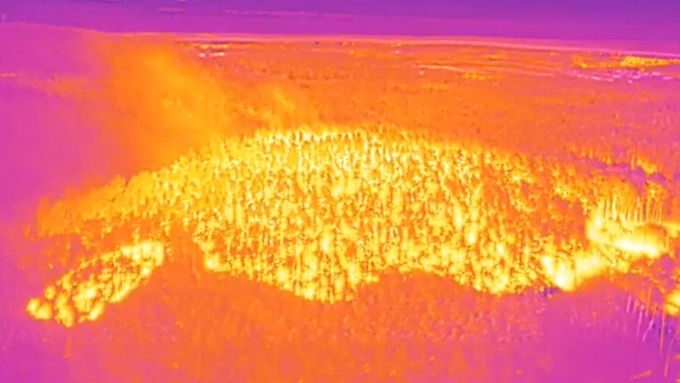 Dron s termokamerou natočil požár Chotíkovského lesa
