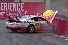 Drama v Austrálii. Mustang vletěl do bariéry, trosky kosily fotografy