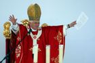 Pope ends Czech trip with appeal to youth