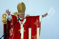 Dva symboly papežské návštěvy: Pavouk a chybějící víra