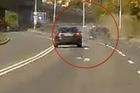 Video: Zdrogovaný řidič se řítil po Praze 160kilometrovou rychlostí, naboural auto převážející děti