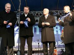 Prezident Václav Klaus pásku přestřihl s radostí. Dálnice byla podle něj nejpalčivějším problémem regionu