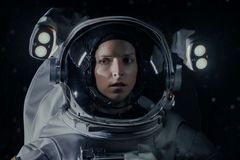 Tramvajové dilema s Kendrickovou: Ve filmu míří na Mars loď s nezvaným pasažérem