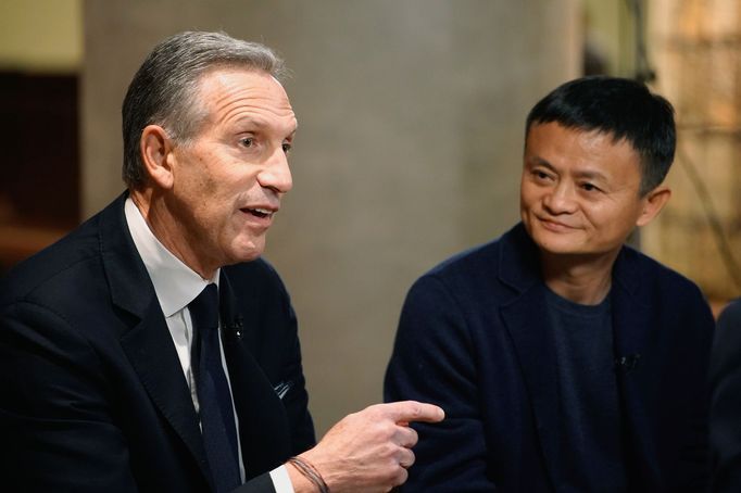 Starbucks executive chairman Howard Schultz (L) and Alibaba Group Executive Chairman Jack Ma are seen at the new Starbucks Reserve Roastery in Shanghai, 5. 12. 2017