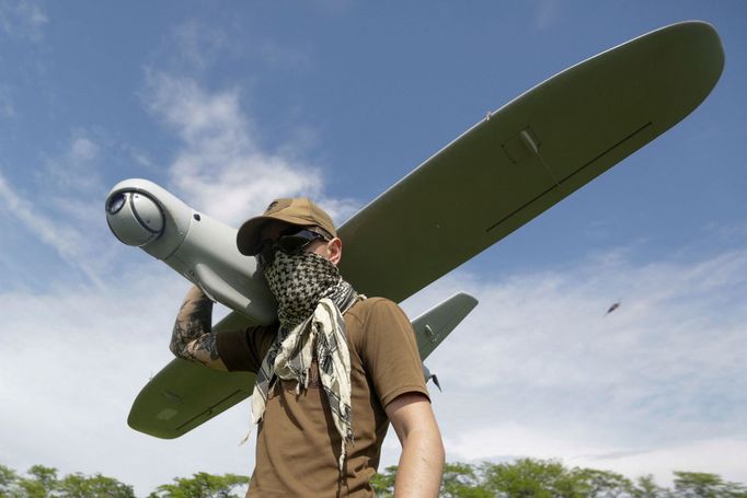 Ukrajinec s průzkumným dronem poblíž frontové linie v Doněcké oblasti.