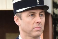 Ve Francii při mši vzpomínali na četníka a další tři oběti útoku. Zemřel jako hrdina, řekl Macron