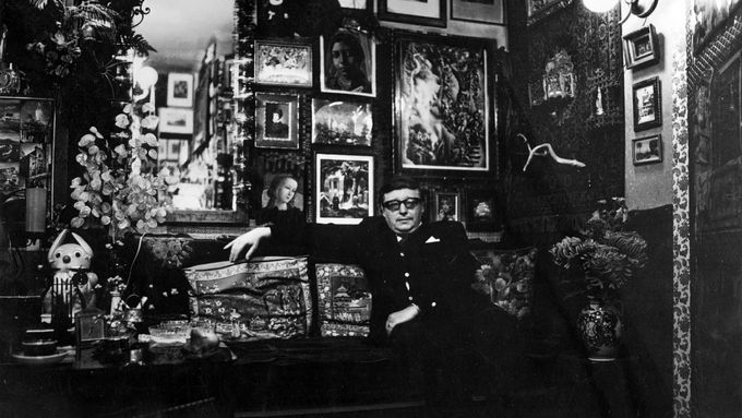 Kabinet kuriozit. V dejvickém bytě 1+1, v němž žil od roku 1952 až do smrti, Ladislav Fuks shromažďoval umělecké předměty, bizarnosti i kýče.