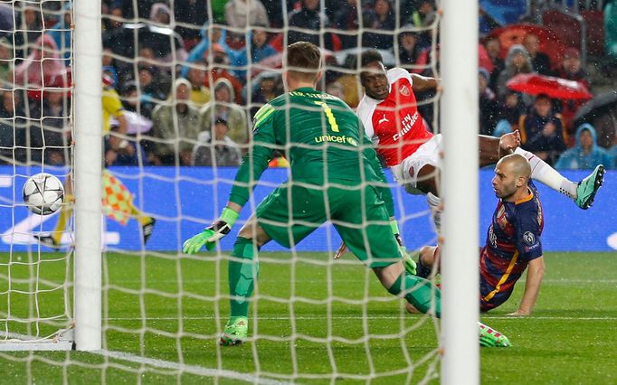 Arsenal's Danny Welbeck shoots on Marc-André ter Stegen