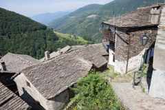 Místo lanovky jen schody. Italská vesnice je bez spojení, chce připojení ke Švýcarsku