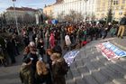 Sešlo se tu několik stovek lidí. Aktivisté chtěli podpořit projekt Autonomního sociálního centra Klinika.