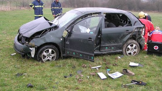 Při nehodě na D5 vyletěl řidič z auta