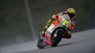 Valentino Rossi se během deštivého závodu propracoval o šest míst dopředu.