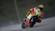 Valentino Rossi se během deštivého závodu propracoval o šest míst dopředu.