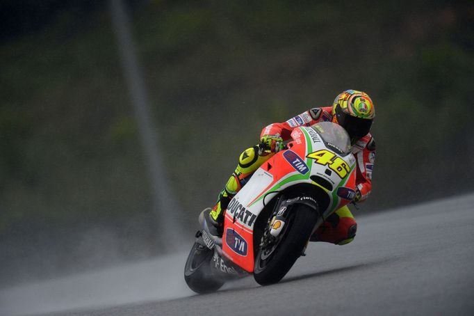 Valentino Rossi se během deštivého závodu propracoval o šest míst dopředu.