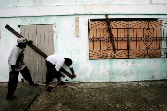 V Belize, zemi sousedící s Mexikem, se snaží před hurikánem zachránit, co se dá.