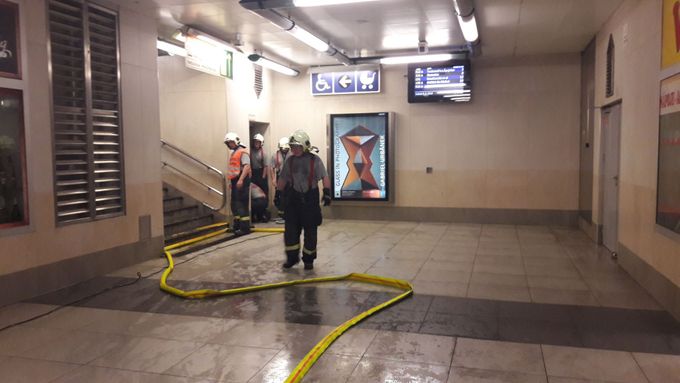 Hasiči čerpají vodu ze stanice metra Bořislavka.
