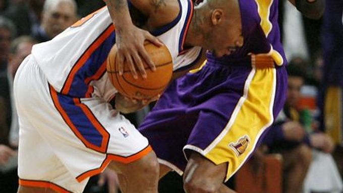 Stephon Marbury z New Yorku Knicks naráží hlavou do hráčce Los Angeles Lakers Maurice Evanse.