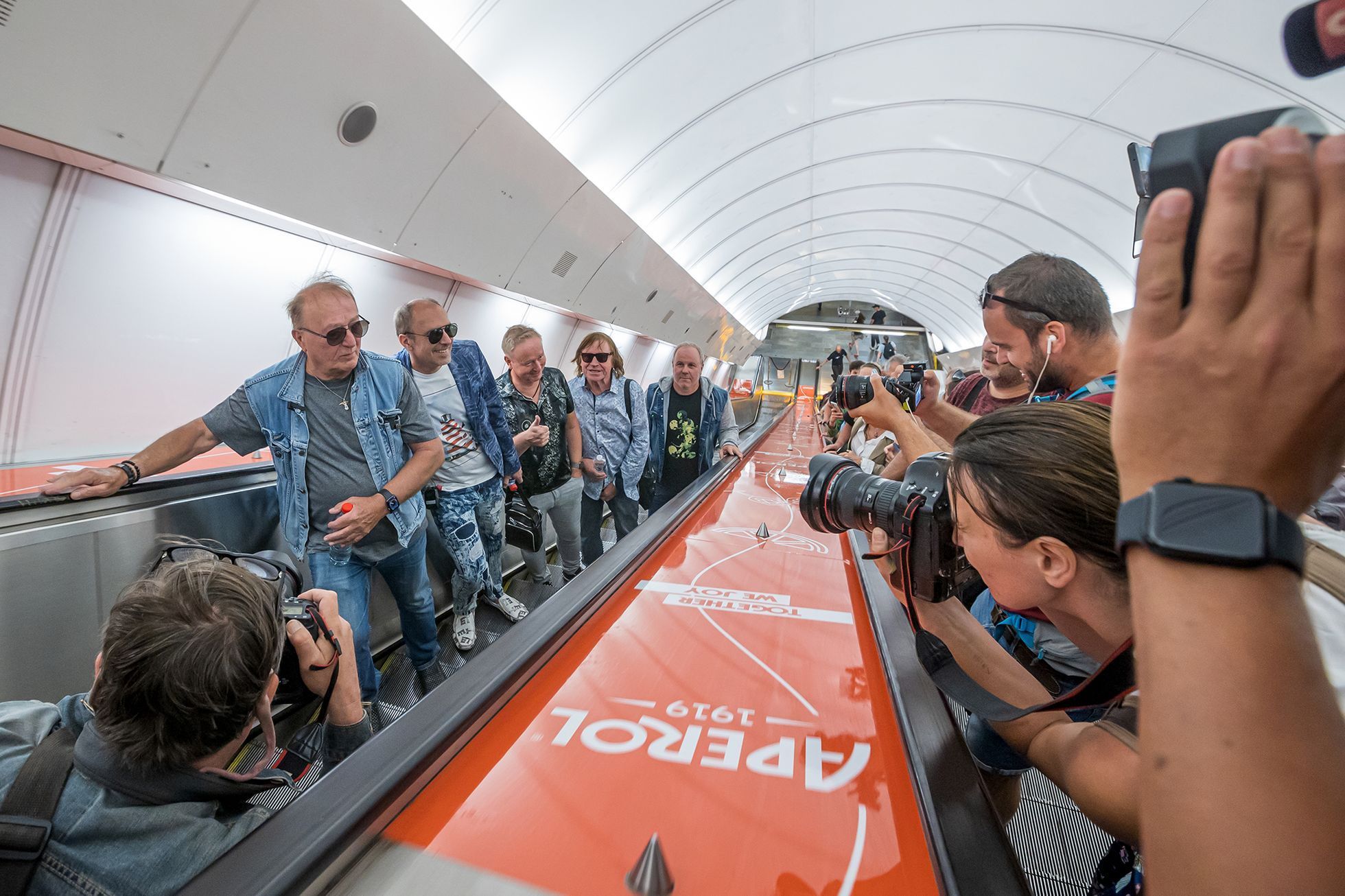 Vystoupení skupiny Olympic v pražském metru, čtvrtek 29. června 2023.