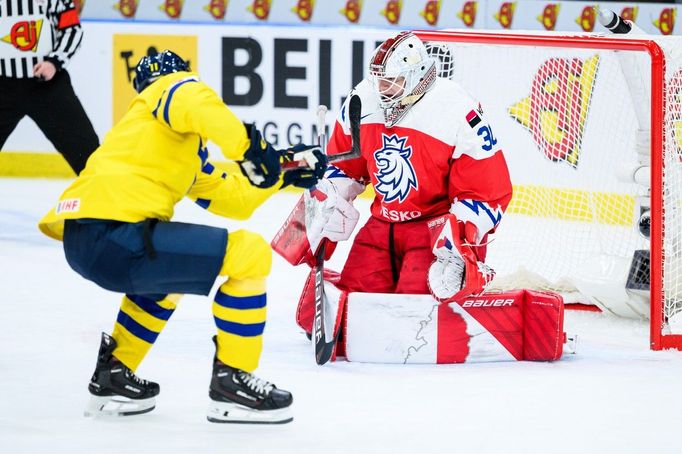 Český brankář Michael Hrabal čelí v semifinále MS do 20 let ataku Švéda Isaka Borna