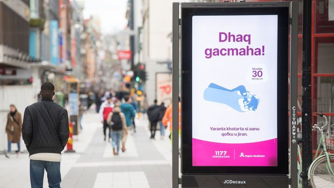 Informace o pandemii koronaviru v somálštině v centru Stockholmu.