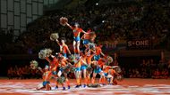 Mohli za to členové týmu Fearleaders, muži z Vídně, kteří se svým představením byli víc než pouhý doprovodný program.